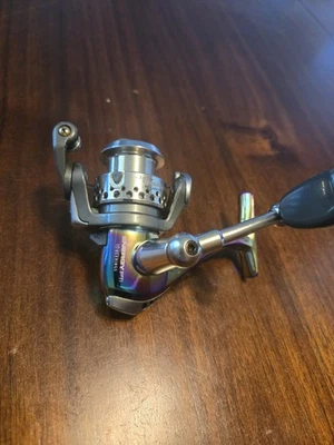 Carrete giratorio Quantum Energy PTi 10 de liberación limitada Foto 1 de 4