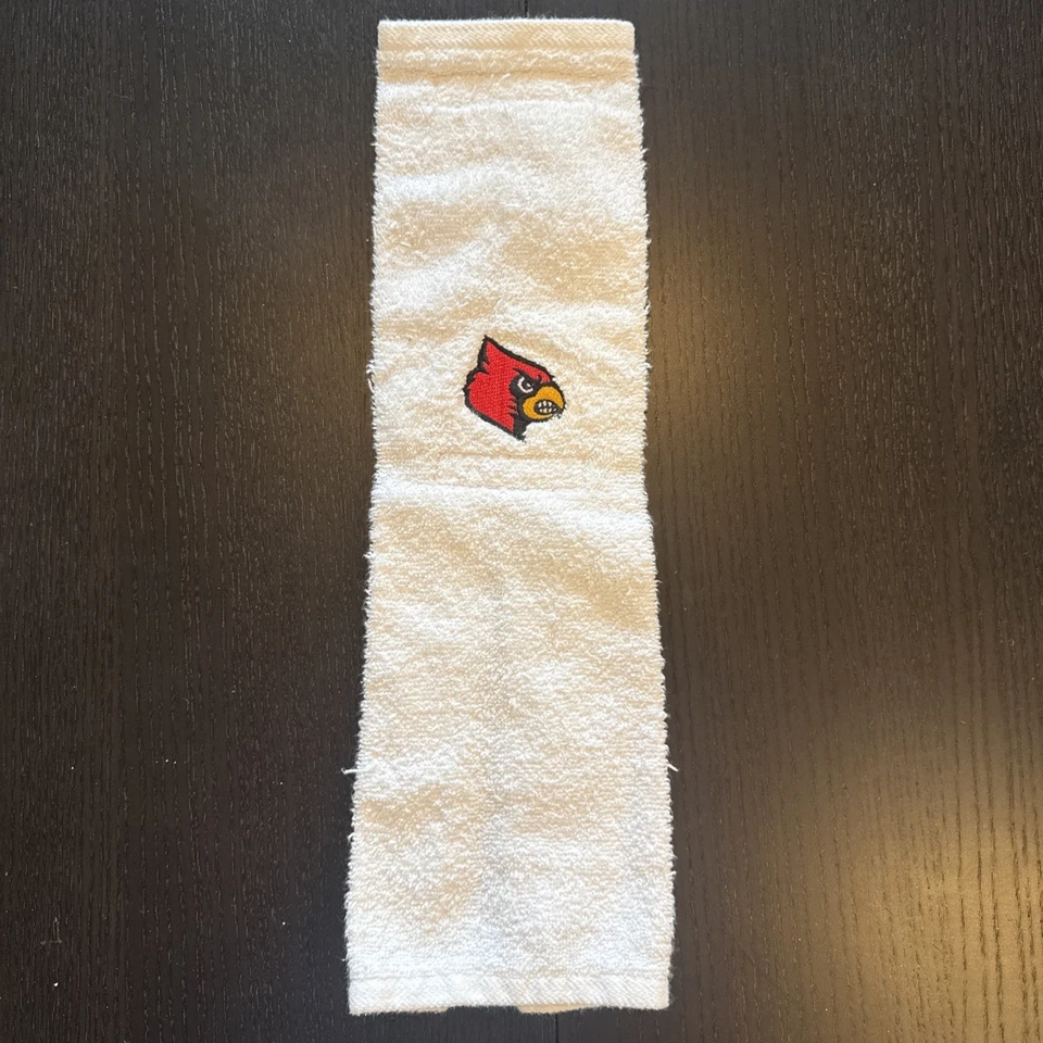 Выпущено футбольным полотенцем команды Louisville Cardinals College - Изображение 1 из 1