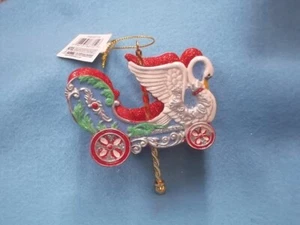 Kurt Adler 2025 Karussell Streitwagen Ornament - Bild 1 von 1