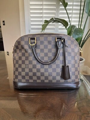 Bolso de mano clásico de lujo con estampado de lona Damier Level $2250 Louis Vuitton Alma PM Foto 1 de 4