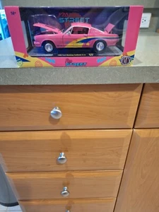 Ford Mustang Fastback 1966 2+2 rosa 1/24 modelo de coche fundido a presión por M2 40300-121 B - Imagen 1 de 6