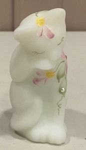 Fenton Kunstglas weiß satiniert Pfote lecken Katze handbemalt J Vincent - Bild 1 von 6