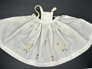 Grembiule vestito Barbie vintage ricamato a mano con pulcini e tulipani bambola unica - Foto 1 di 9
