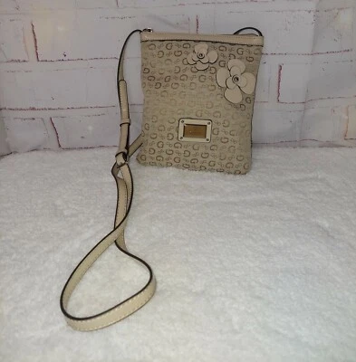 Bandolera Guess con flores en crema Foto 1 de 4