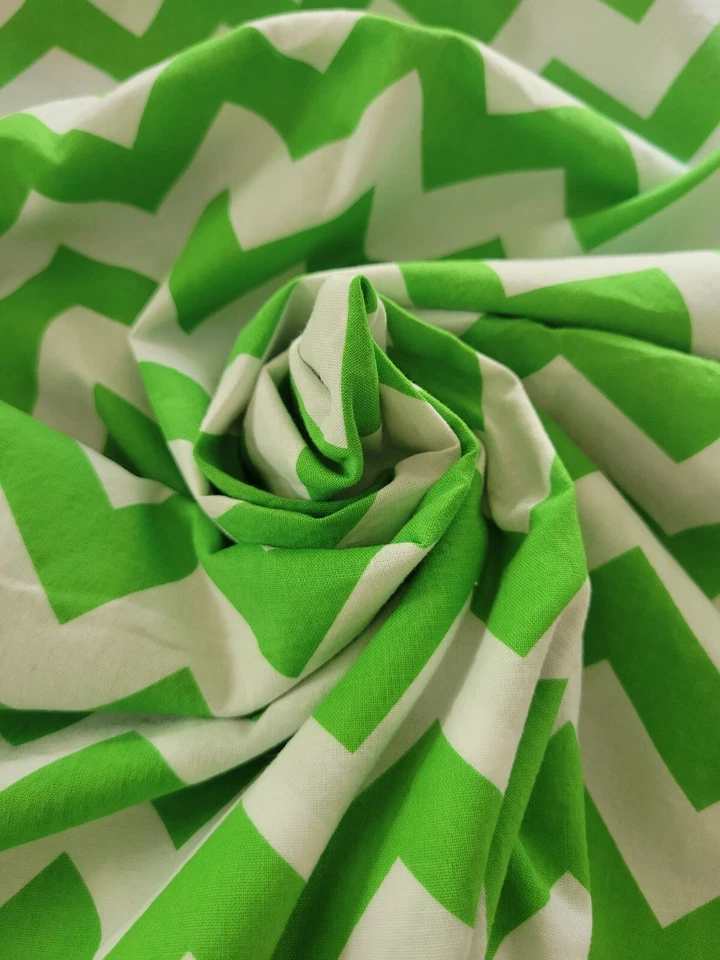 Tela RTC Verde y Blanco Zigzag Algodón 1 Pieza Remanente 42"x42" con Pieza Extra Foto 1 de 4
