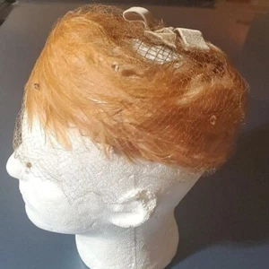 Sombrero adornado con red emplumada estilo vintage de Miss Feige - Imagen 1 de 6