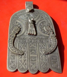 Moroccan Tuareg style hand engraved  hamsa hand pendant + swords + hand L12 cm - Picture 1 of 9