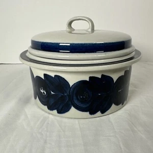ARABIA FINLAND ANEMONE BLUE ROUND COVERED CASSEROLE SERVING BOWL W/LID 2.5 QT 9" - Picture 1 of 8