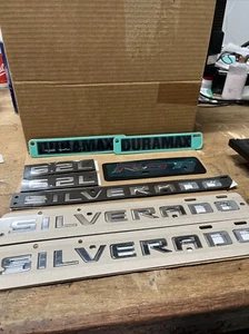 New Old Stock Genuine Motor Chevy Silverado Emblems Part #86539782. - Foto 1 di 14