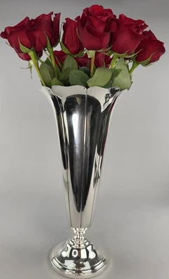 Впечатляющая высокая труба ваза Watson из чистого серебра 14 дюймов в форме цветка с цветочным рисунком - Изображение 1 из 4