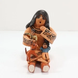 Estatuilla de narrador navajo Terrie Saxon 1989 firmada arte de cerámica nativa americana - Imagen 1 de 6