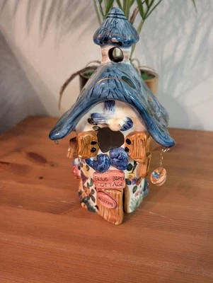 Cubierta de luz de té Blue Bird Cottage con dijes de cerámica para casa y nido colgante para pájaros Foto 1 de 4