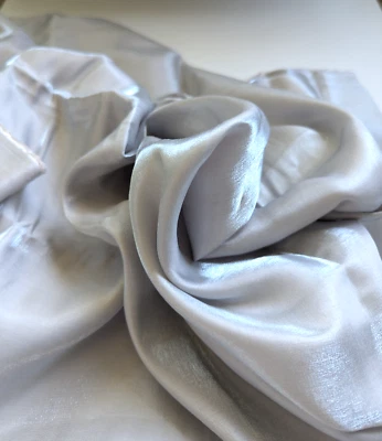 Tela satinada ligera plateada metálica por yarda Foto 1 de 4