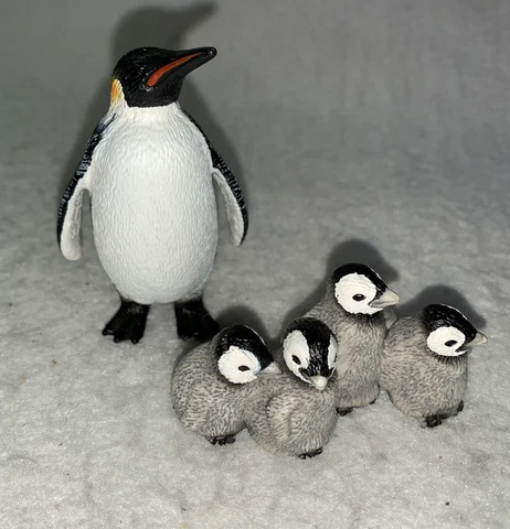 Schleich EMPEROR PENGUIN & CHICKS Animal Birds Figure 2009 Retired D-73527 Cover