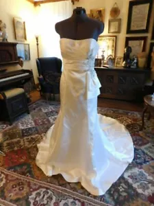 GORGEOUS OFF WHITE "DIAMOND COLLECTION CASABLANCA" FIT & FLARE WEDDING GOWN S8 - Picture 1 of 8