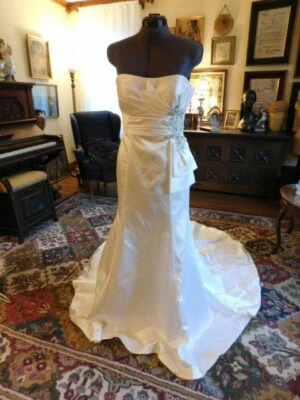 GORGEOUS OFF WHITE "DIAMOND COLLECTION CASABLANCA" FIT & FLARE WEDDING GOWN S8  - Image 1 of 4