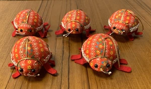 5 adornos Ladybug cubiertos de fieltro y tela vintage años 60-70 Japón 3" - Imagen 1 de 4