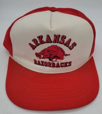 Винтаж Арканзас Razorbacks Красно-белая шапка дальнобойщика сетка, защелкивающаяся - Изображение 1 из 4