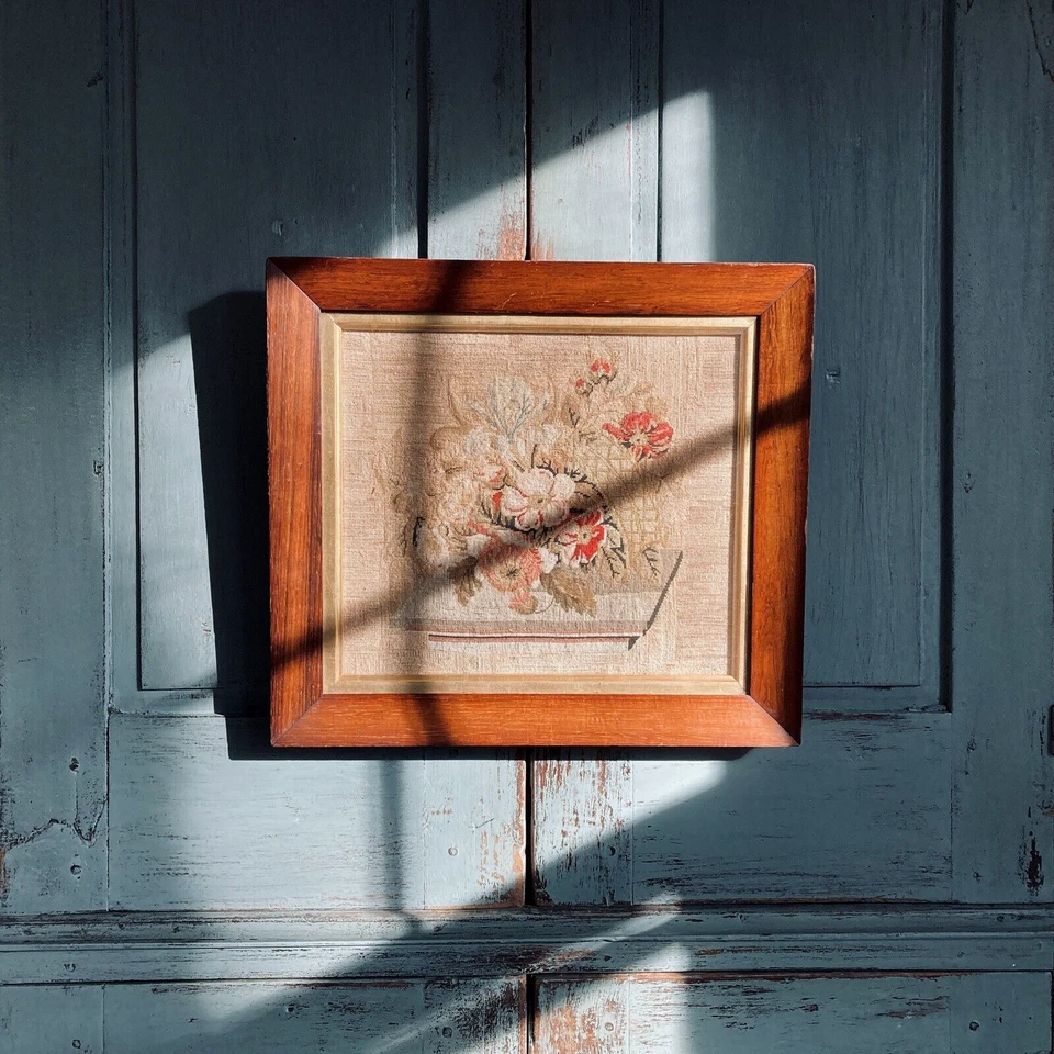 Finales del siglo XVIII Bordado Floral Aguja Teñida Lana sobre Lino Antiguo Marco de Palo de Rosa Foto 1 de 4