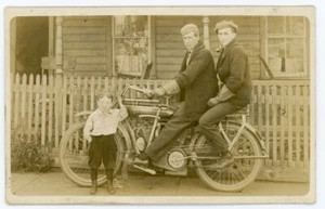 RPPC Motorrad "Indianer" 2 Männer auf Fahrrad mit Jungen an der Seite - Bild 1 von 2