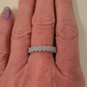 Qalo womens silicone stackable chevron amethyst ring size 6 - Picture 1 of 10