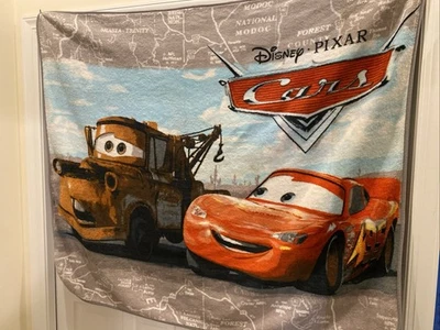 Manta polar Disney Cars Throw Tow Mater y Lightning McQueen 57x49 mapa vívido Foto 1 de 4