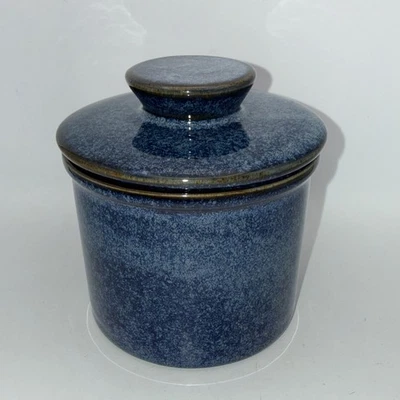 Plato de mantequilla y mantequilla de cerámica estilo francés con tapa azul Foto 1 de 4