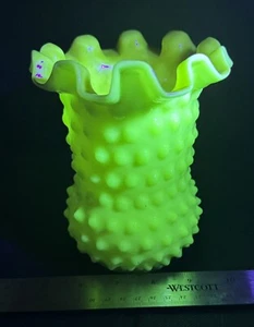 Fenton Glasvase weiß Hobnail, gelb gehüllt/Overlay UV leuchtet grün - Bild 1 von 5