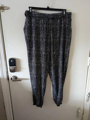 Pantalones sedosos Robert Louis talla grande 3X fluidos blancos y negros Foto 1 de 3