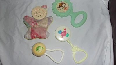 винтажный. ЛОТ ИЗ ЧЕТЫРЕХ ДЕТСКИХ ПОГРЕМУШЕК, ДОМАШНЯЯ, ФОТОГРАФИЯ КОТЕНКА, ФОТОГРАФИЯ ЛЯГУШКИ, ЛЮБОВЬ - Изображение 1 из 4