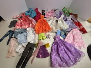 Konvolut Barbie Puppe Kleider Kleidung Schuhe Ken - Bild 1 von 4
