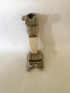 BERNINA BUTTONHOLE FOOT No 033 - OLDER MODELS 600,700 & 800 SERIES - Picture 1 of 6