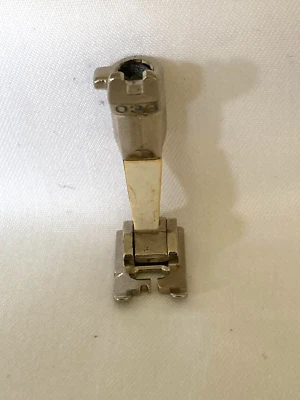 BERNINA BUTTONHOLE FOOT No 033 - OLDER MODELS 600,700 & 800 SERIES - Image 1 of 4
