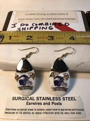 Pendientes hechos a mano / Minisota Vikings / Alambres quirúrgicos de acero inoxidable Foto 1 de 3