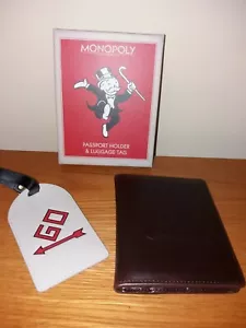 Monopoly - Juego de porta pasaporte y etiquetas de equipaje de cuero sintético en caja de regalo novedad - Imagen 1 de 8