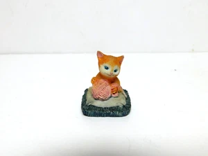 Cat Figurine on Rug w/Yarn Ball VTG Tiny Miniature Resin 1.75" Ex. Vtg. Cond. - Picture 1 of 6