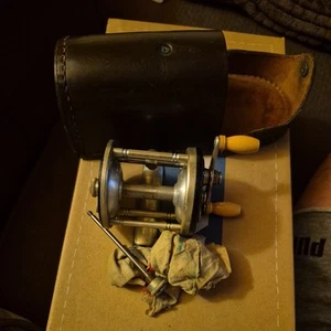 J.A. COXE Model No. 25-3 - Vintage - Casting Reel & Original Leather Case - Picture 1 of 8