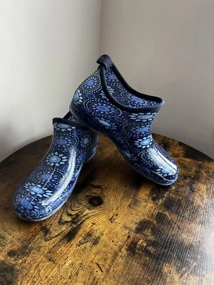 Bota de lluvia al tobillo Capelli New York para mujer talla 10 azul floral cachemira Foto 1 de 4