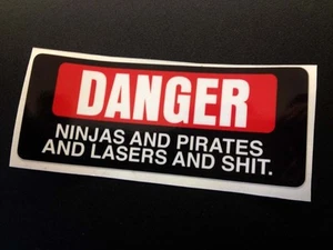 Gefahrenaufkleber - Ninjas und Piraten und Laser und Sh*t MEDIUM 120x48mm - Bild 1 von 1