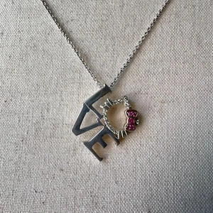 "Collar colgante de cadena de 18" Hello Kitty de ley esterlina AMOR" súper lindo - Imagen 1 de 5