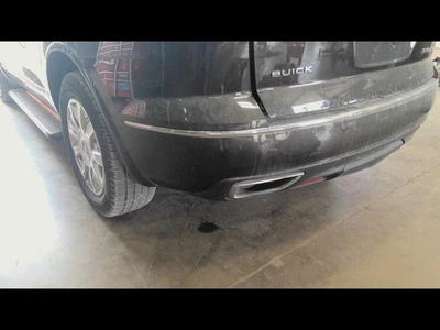 Used Rear Bumper Assembly Rear fits: 2014 Buick Enclave park assist w/blind spot Foto 1 de 4