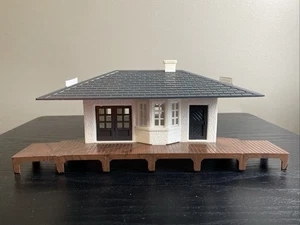 Plasticville Kit Stazione Suburbana Passeggeri RS-7 Completo Modello O S Ga Treno RR - Foto 1 di 10