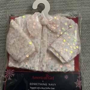 American Girl X Something Navy Topped With A Bow Puffer Coat New in Box - Bild 1 von 1