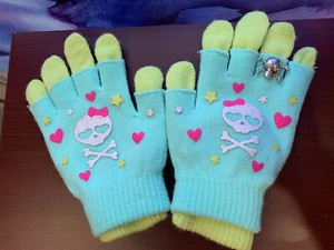 GLOVES LOVE SKULLS HEARTS & STARS RING ON FINGER SEAFOAM SUPER CUTE!! - Picture 1 of 4