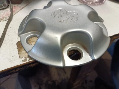 Dodge Ram 1500 2002 rueda de acero tapa central plateada OEM 52106536AC Foto 1 de 4