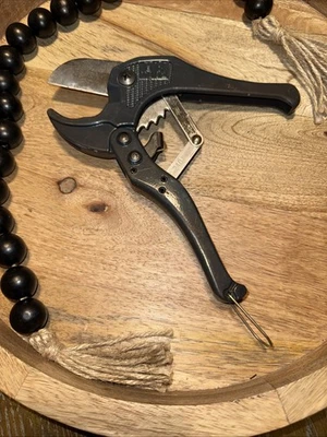 B C T002 Plastic Pipe Cutter Ratchet Action Plumbing Tool 41mm  1-5/8" Good Cond - Image 1 of 4