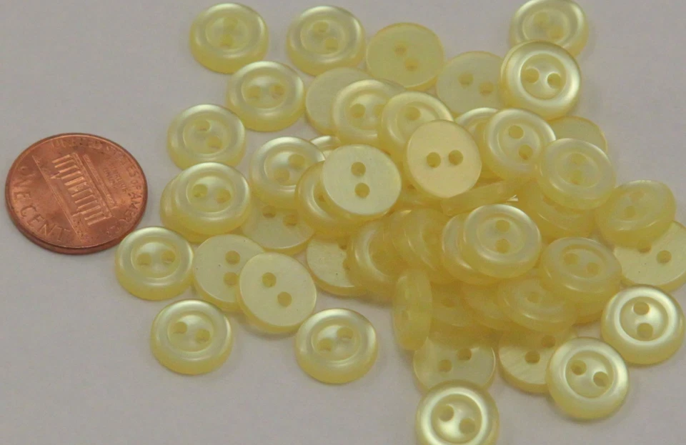 Lote de 24 botones pequeños de plástico amarillo pálido perlado 7/16" 11 mm # 6620 Foto 1 de 1