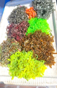 Lotto Crappi plastica, gonne Crappie - Crappi jigs (100 CT) CRAPPI LURE LOTTO Mix - Foto 1 di 3