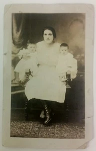 Vintage Echtfoto Postkarte ca. 1910 Frau Baby Zwillinge - Bild 1 von 2