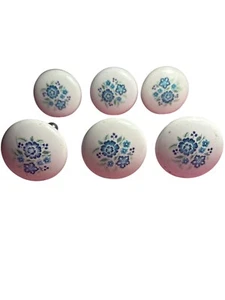 Lote de 6 tiradores/perillas de cajón de cerámica blanca de 1-1/2" con flores azules... - Imagen 1 de 5